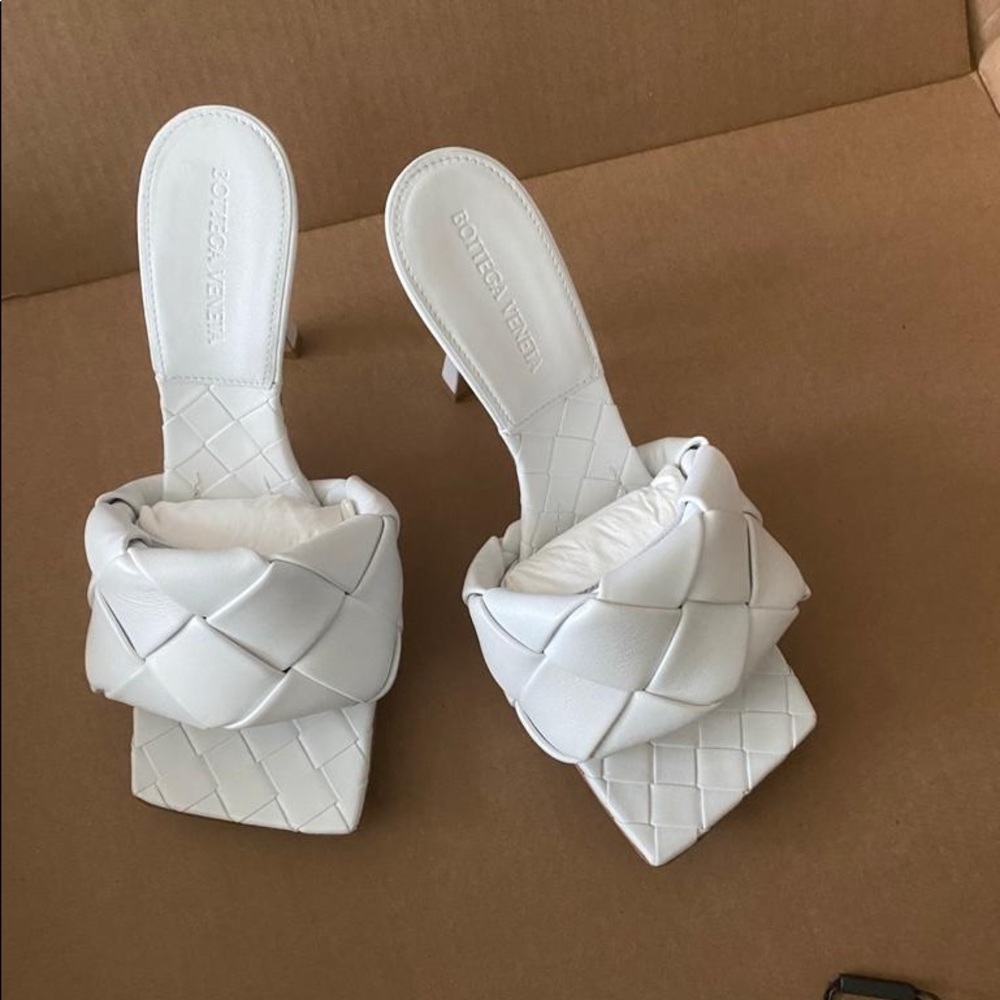 Bottega Veneta white leather shoes